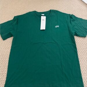 ALO Yoga Men's Deep Green Short Sleeve Tee